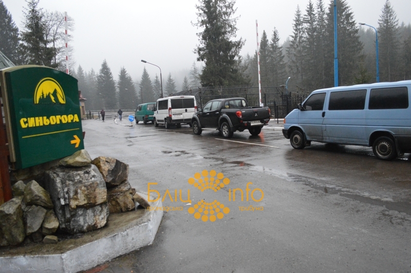 Люди приехали посмотреть на еще одну резиденцию Януковича
