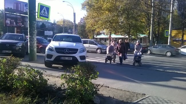 В Кишиневе Mercedes припарковали одновременно и на тротуаре, и на зебре