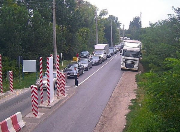 Ambuteiaj la frontiera moldo-romana. Zeci de masini se misca cu viteza melcului