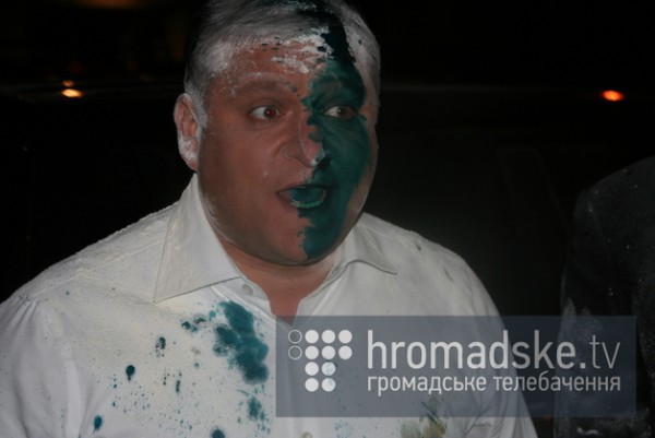 В Киеве Добкина облили зеленкой и обсыпали мукой