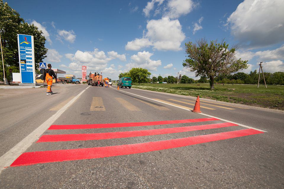 Traseul Sărăteni -Soroca, mai sigur pentru pietoni datorită marcajelor din plastic