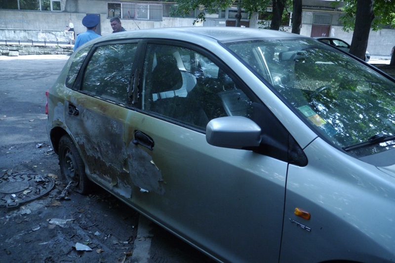 Un BMW a luat foc în capitală. Focul s-a extins și peste o altă mașină