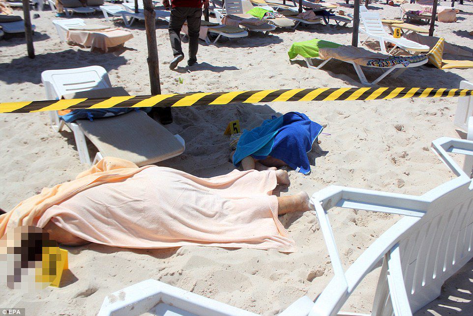 Tragedia din Tunisia în imagini. Atacatorul a ucis 38 de oameni cu zâmbetul pe buze