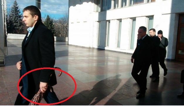Павла Филипа охраняют при помощи "бронированных зонтов"