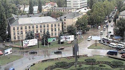 Sisteme de canalizare în Chişinău?! Maşini şi microbuze "înecate" pe străzi, după ploaia de azi