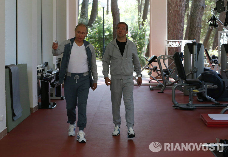 Путин и Медведев вместе сделали зарядку и пожарили барбекю