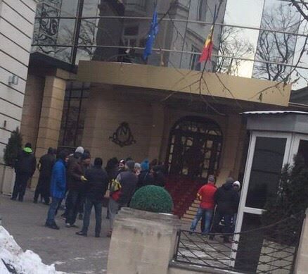 Bărbați cu panglici galbene la mânecă observați în capitală
