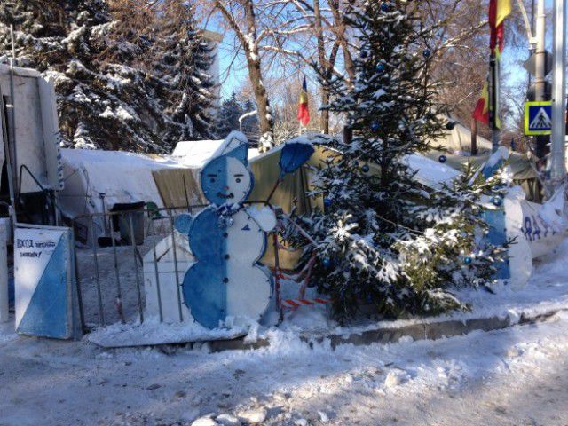Палаточные городки в центре Кишинева живут в зимнем режиме
