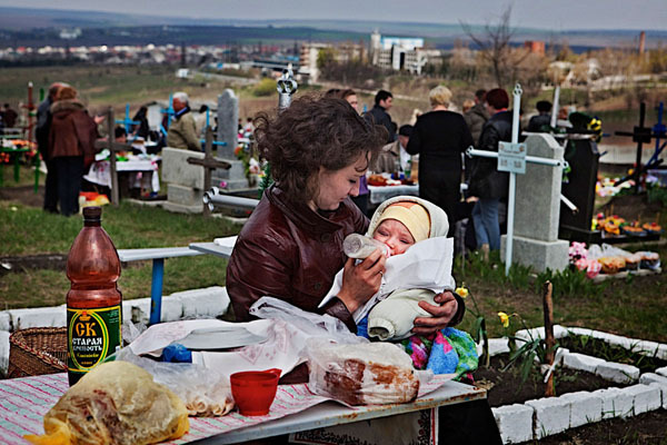 "Ланч с мёртвыми": поминовение усопших в Молдове глазами итальянца