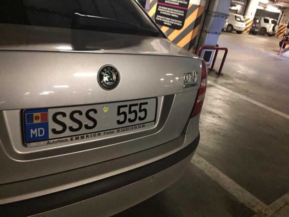 Aceşti proprietari au plătit 14.400 de lei pentru plăcuţele de înmatriculare