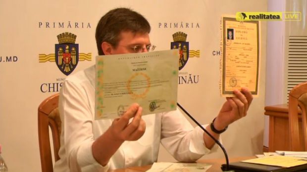 Dorin Chirtoacă, cu diplomele la vedere: ”Să începem mandatul trei fără multe discuții”