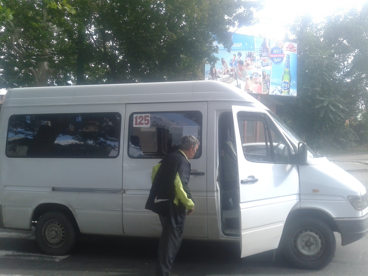 Accident în Capitală: Un microbuz de rută s-a tamponat cu un troleibuz