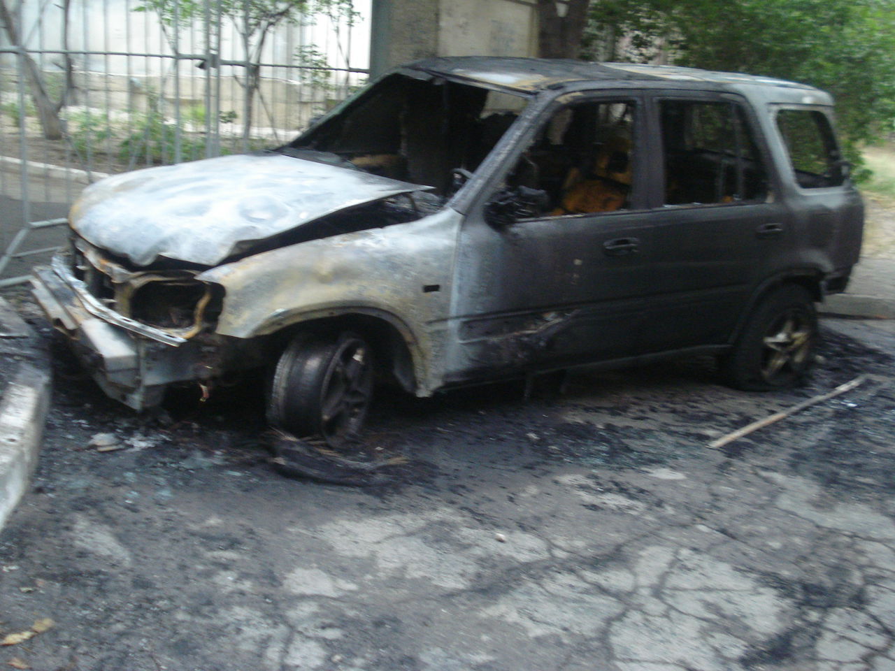 La Botanica o mașină a explodat și a ars în întregime