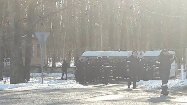 Resedinta de la Condrita, impanzita de oamenii legii: 8 microbuze cu politisti au ajuns la fata locului