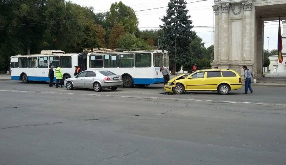 Цепное ДТП произошло перед Триумфальной аркой в центре столицы