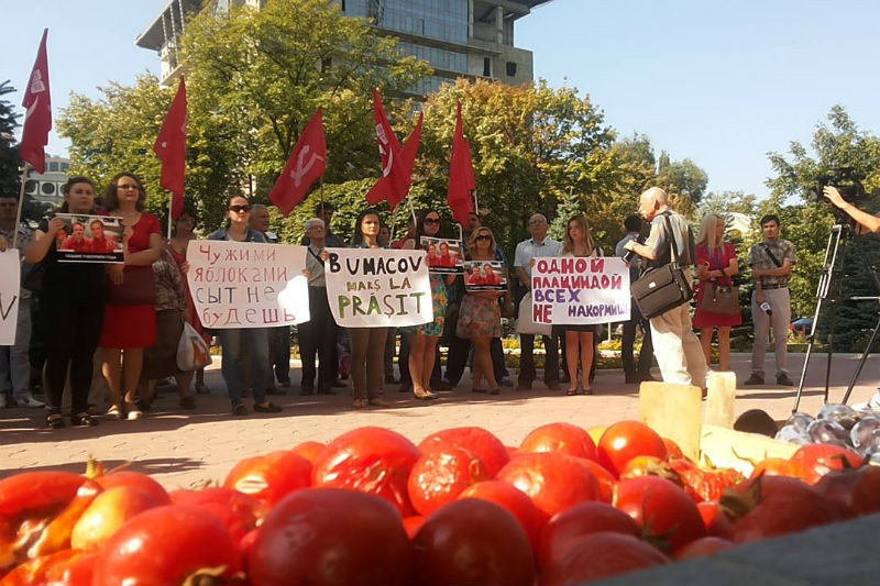 Бумакову принесли сгнившие овощи и фрукты