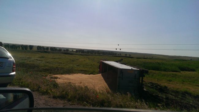 Un camion cu grau s-a rasturnat in apropiere de satul Borceag