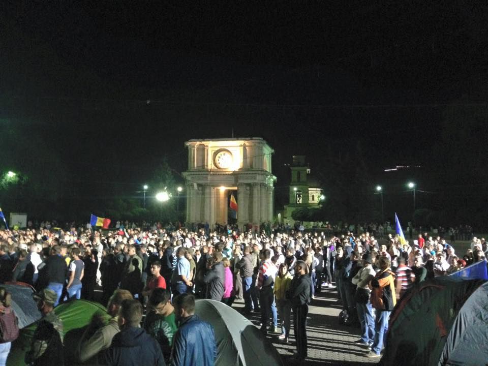 Oamenii adunaţi în PMAN au cerut demisia conducerii ţării şi alegeri anticipate