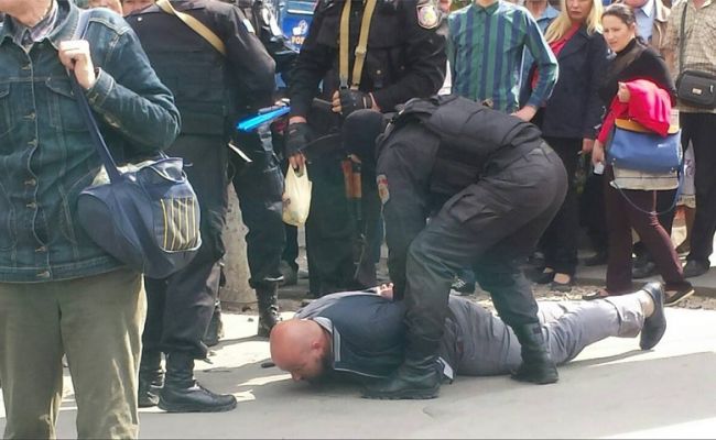 В центре Кишинева силовики в масках задержали мужчину