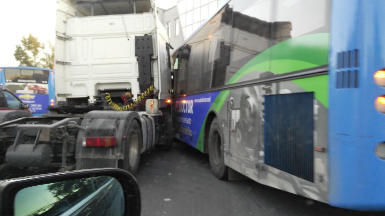 Un TIR a lovit un autobuz plin cu pasageri pe strada Uzinelor