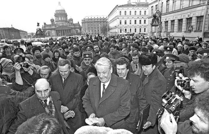 Подборка фотографий Путина, когда он работал охранником