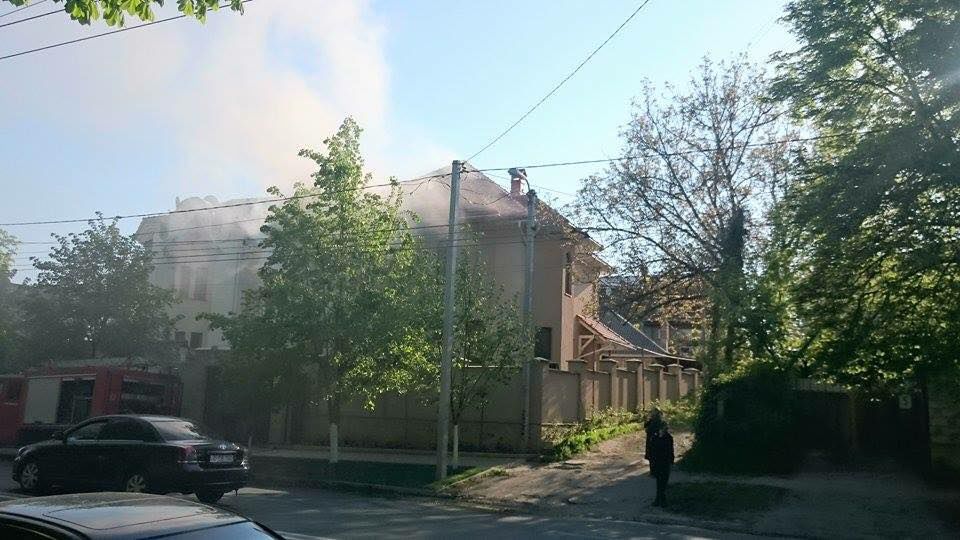O casă din sectorul Râșcani a fost cuprinsă de flăcări