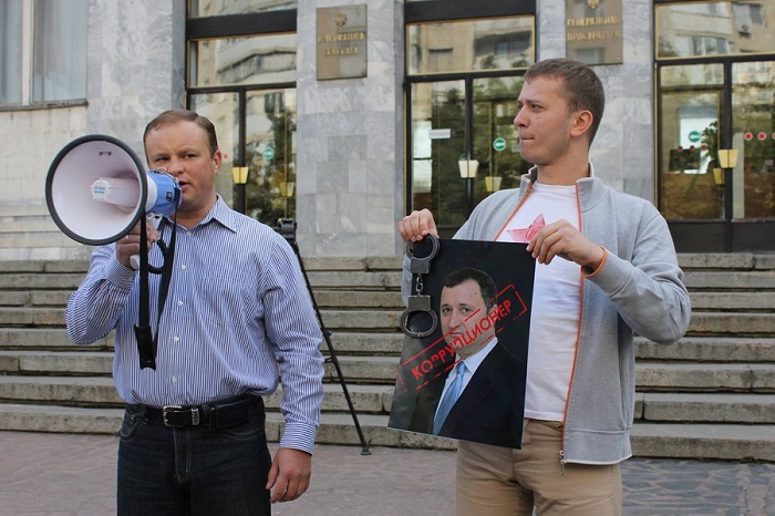 К Генпрокуратуре принесли портреты коррупционеров во власти