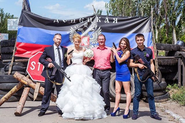В Донбассе молодожены отметили свадьбу с автоматами и пистолетами