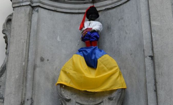 Писающий мальчик в Брюсселе описал флаг Украины