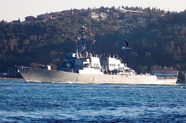 Американский и российские военные корабли встретились в Босфоре