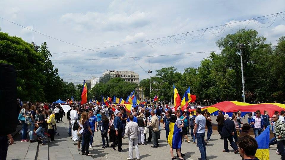 Tricolor imens în Piaţa Marii Adunări Naţionale; Mii de oameni au ieşit în stradă pentru a cere Unirea cu România