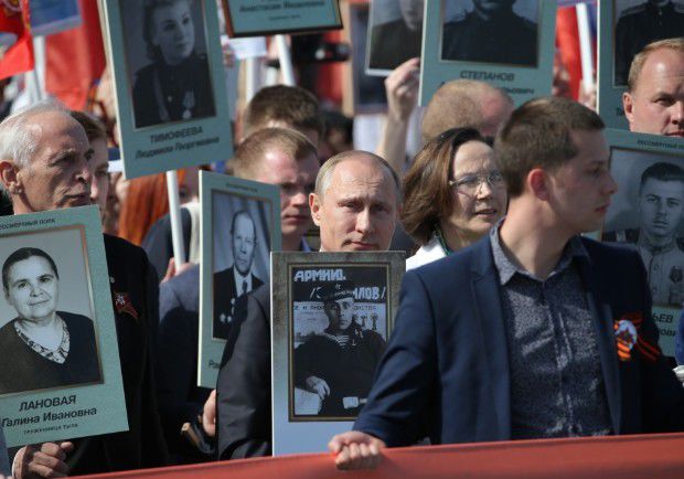 De 9 mai, Putin a defilat cu portretul tatălui său în mâini