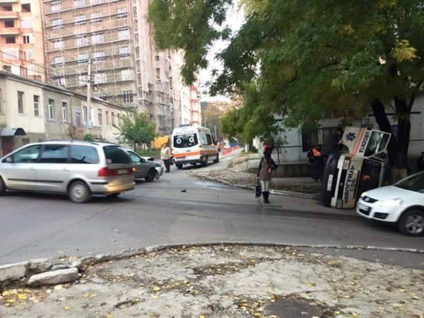Șoferul ambulanței și felcerul au fost transportați la Spital