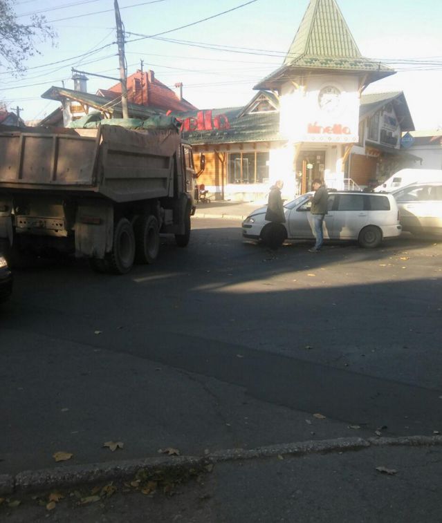 Accident pe strada Ion Creangă din Chişinău. Rezultat aşteptat în duelul dintre un autoturism şi un camion