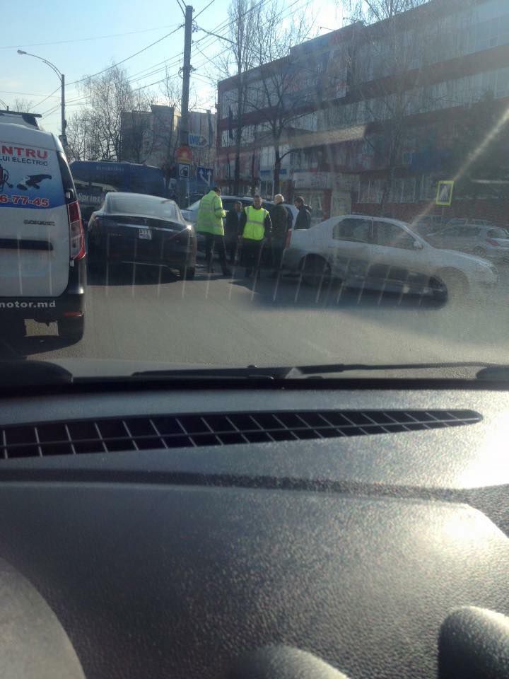 Primul automobil Tesla din Moldova, implicat într-un accident rutier
