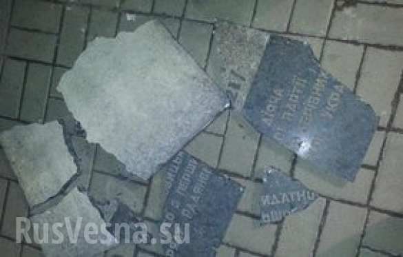 Вандалов, разбивших памятную доску маршалу Жукову в Киеве, отпустили из милиции