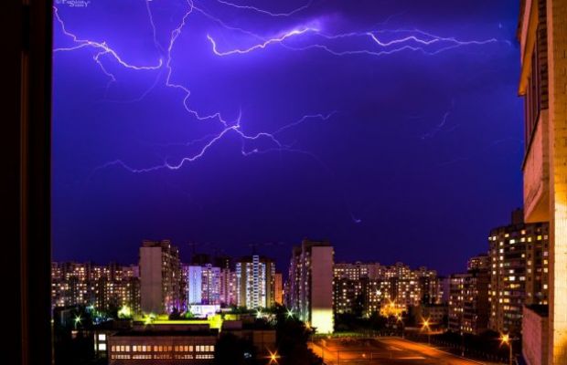 В Киеве бушевала стихия: фотографии грозы заполонили соцсети