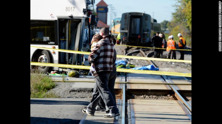 Accident teribil de tren: Cel puţin şase morţi şi 30 de răniţi