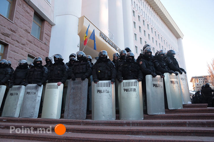 Молдавская оппозиция протестует у парламента