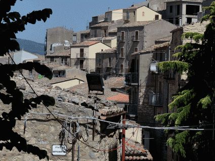 Case în oraşele idilice din Italia, la preţuri de sub un euro