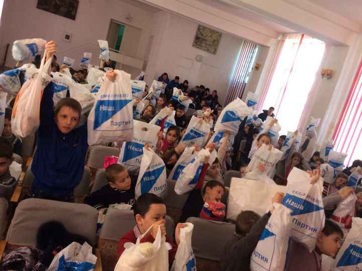 «Наша Партия» поздравила с Пасхой одиноких стариков и детей-сирот