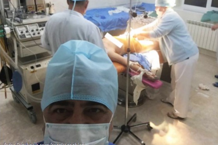 Cazul medicului care și-a făcut selfie în sala de operații a ajuns în presa britanică