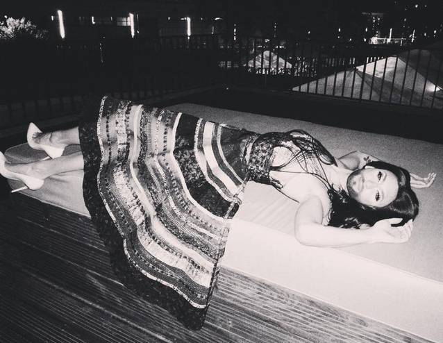 Conchita Wurst s-a fotografiat într-o rochie transparenta!