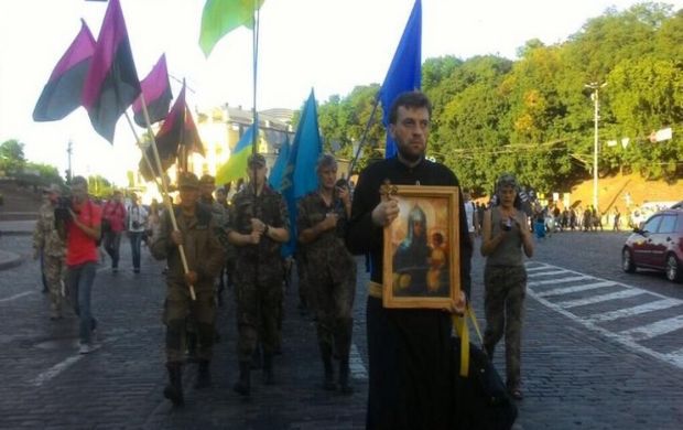В Киеве люди в камуфляже требуют от властей официально признать факт войны