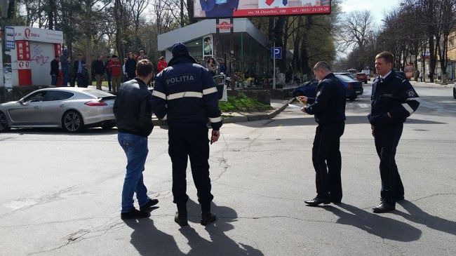 O masina a politiei s-a ciocnit cu un Porsche