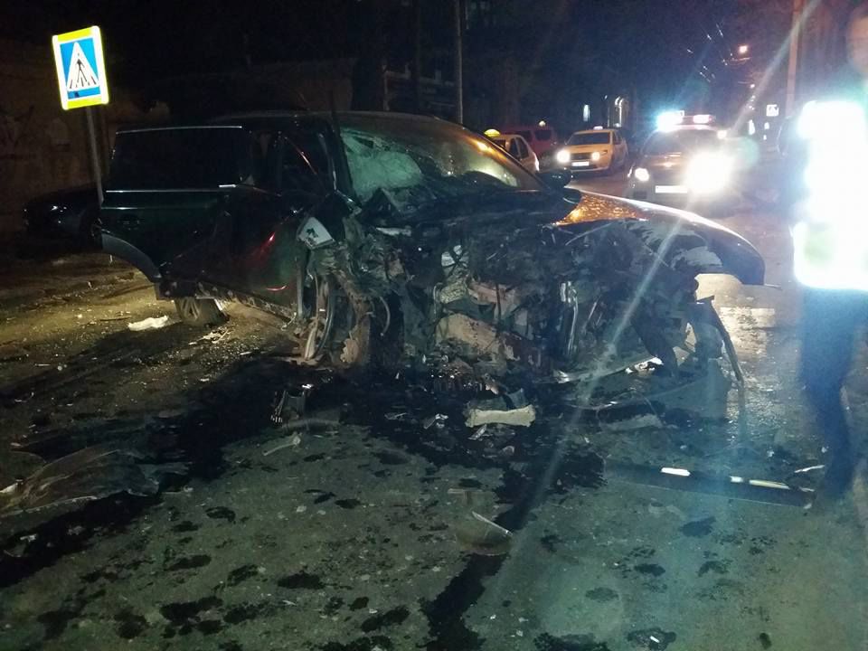 Accident grav în capitală. Un taxi și un automobil au fost făcute zob