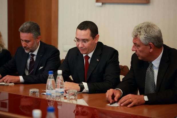 Victor Ponta a primit în dar o ie, la Chișinău