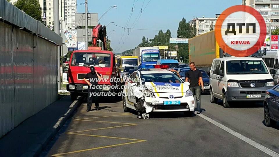 В Киеве машина новой патрульной полиции протаранила маршрутку