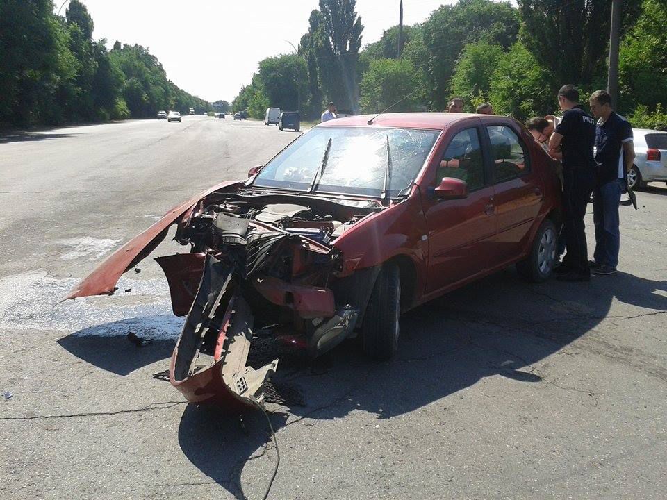 Două automobile, grav avariate într-un accident pe strada Calea Basarabiei