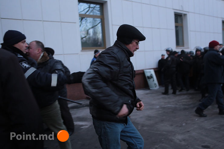 Молдавская оппозиция протестует у парламента